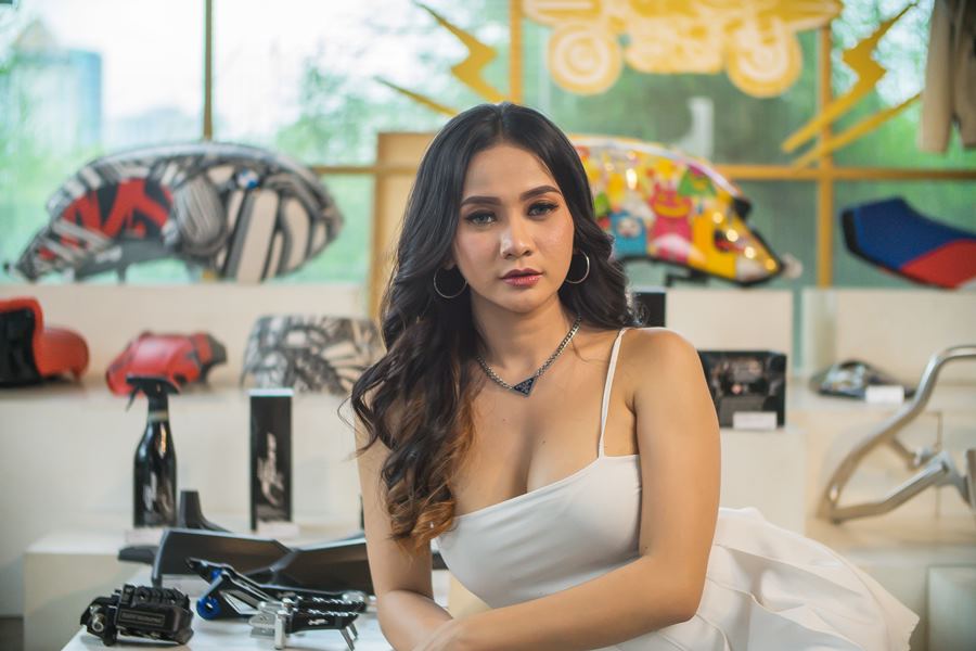 Gracela Andreas : Cowok Pake Motorsport BMW M1000RR Jadi Klik Banget