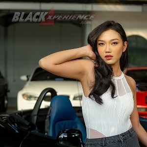 Aliyaa Menawan di Depan Ferrari dan BMW