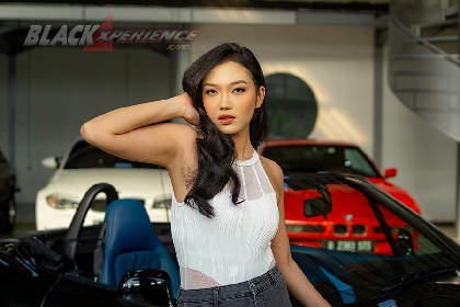 Aliyaa Menawan di Depan Ferrari dan BMW