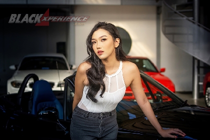 Aliyaa Menawan di Depan Ferrari dan BMW
