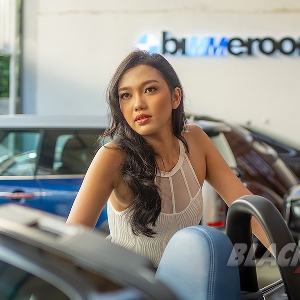 Aliyaa Menawan di Depan Ferrari dan BMW