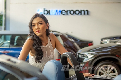 Aliyaa Menawan di Depan Ferrari dan BMW