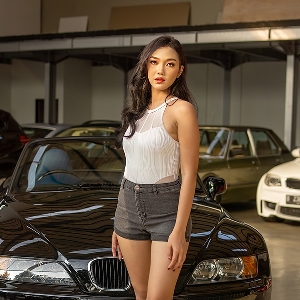 Aliyaa Menawan di Depan Ferrari dan BMW