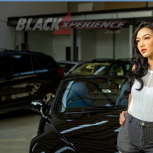 Aliyaa Menawan di Depan Ferrari dan BMW