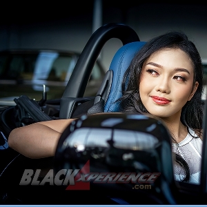 Aliyaa Menawan di Depan Ferrari dan BMW