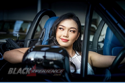 Aliyaa Menawan di Depan Ferrari dan BMW