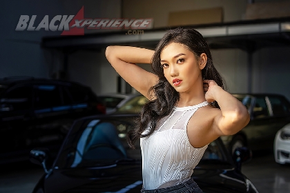 Aliyaa Menawan di Depan Ferrari dan BMW