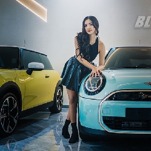 Aksi Menawan Mustika di Belasan Mobil Mewah Nexx Luxury Showroom