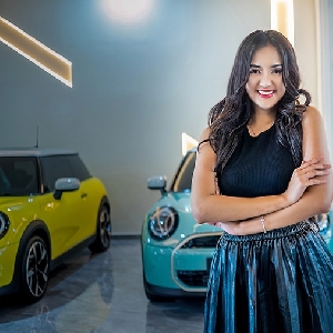 Aksi Menawan Mustika di Belasan Mobil Mewah Nexx Luxury Showroom