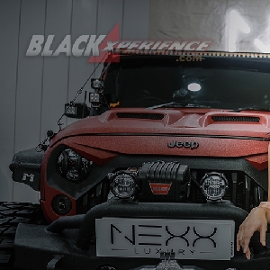 Aksi Menawan Mustika di Belasan Mobil Mewah Nexx Luxury Showroom