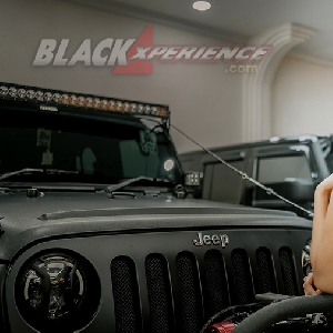 Aksi Menawan Mustika di Belasan Mobil Mewah Nexx Luxury Showroom