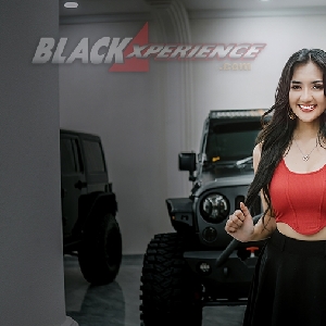 Aksi Menawan Mustika di Belasan Mobil Mewah Nexx Luxury Showroom