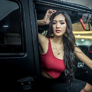 Aksi Menawan Mustika di Belasan Mobil Mewah Nexx Luxury Showroom