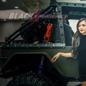 Aksi Menawan Mustika di Belasan Mobil Mewah Nexx Luxury Showroom