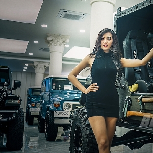 Aksi Menawan Mustika di Belasan Mobil Mewah Nexx Luxury Showroom