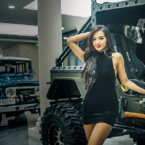 Aksi Menawan Mustika di Belasan Mobil Mewah Nexx Luxury Showroom