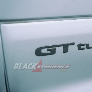 Emblem GT Turbo pada pintu depan