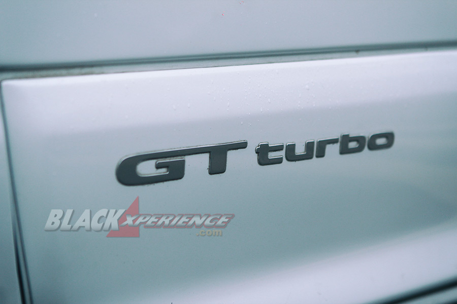 Emblem GT Turbo pada pintu depan