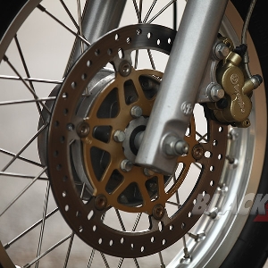 Gunakan kaliper Brembo