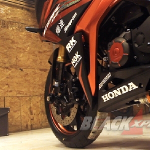  Suspensi aftermarket Ohlins tersembunyi di bagian bawah