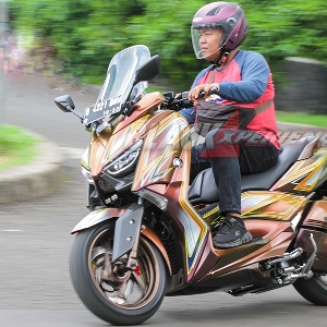 Modifikasi Yamaha X-Max 2017, Tampil Elegan dengan Corak Grafis dan Warna Bunglon