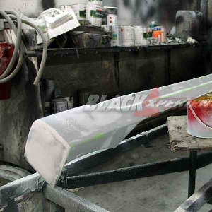 Side skirt dipersiapkan untuk proses pengecatan