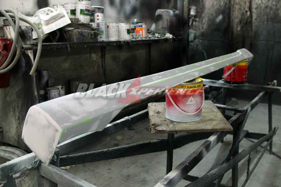 Side skirt dipersiapkan untuk proses pengecatan