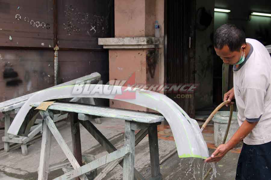 Moulding bodikit saat dibersihkan