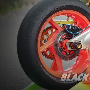  Velg Delkevic 5 inchi dengan ban Pirelli Diablo Superbike