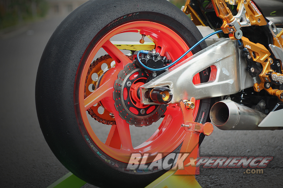  Velg Delkevic 5 inchi dengan ban Pirelli Diablo Superbike
