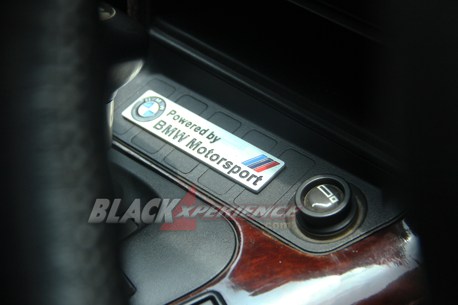 Emblem BMW Motorpsort terdapat di area depan konsol