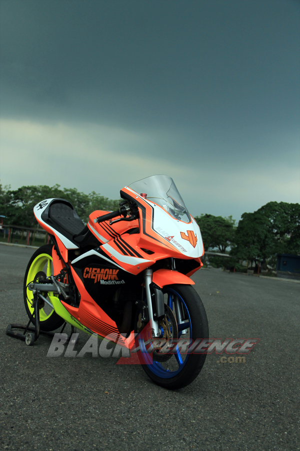Warna cerah mendominasi tampang akhir Kawasaki Ninja RR150 Racing