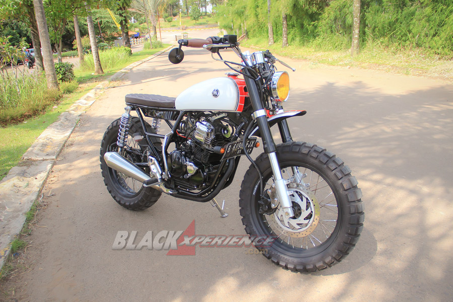 Sisi samping Yamaha Scorpio scrambler tracker