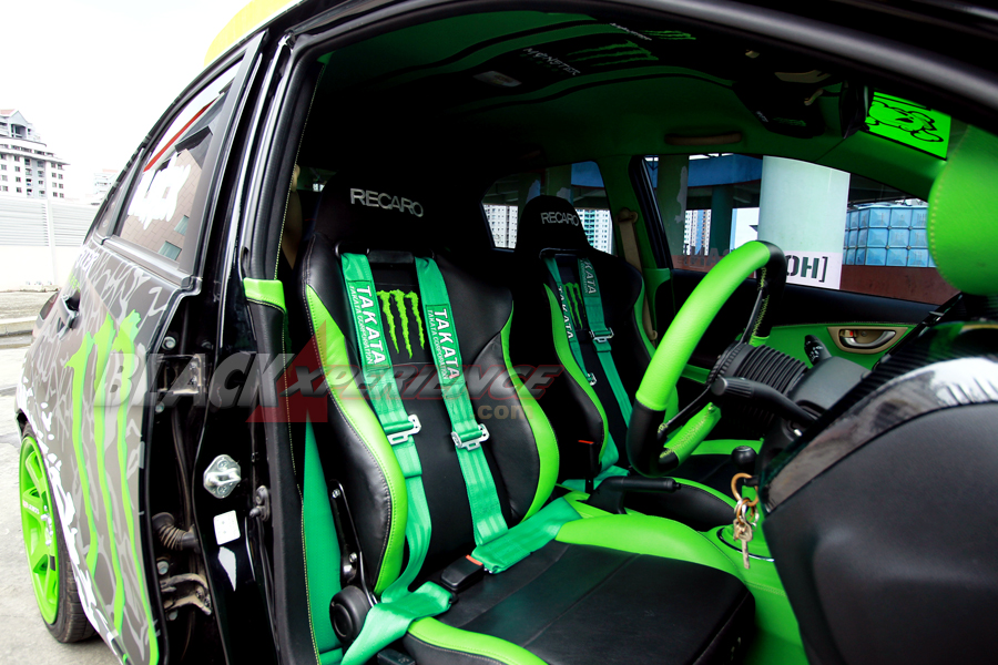 Bucket seat Recaro berpadu dengan seat belt takata 