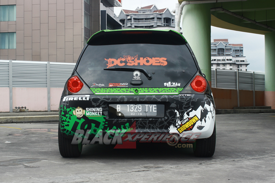 Stiker sponsor memenuhi bagian belakang mobil Ryan