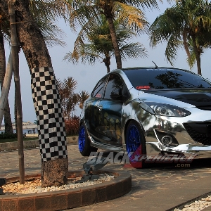 Tampilan depan Mazda2 street racing