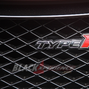 Badge Type R terpampang pada grille depan 