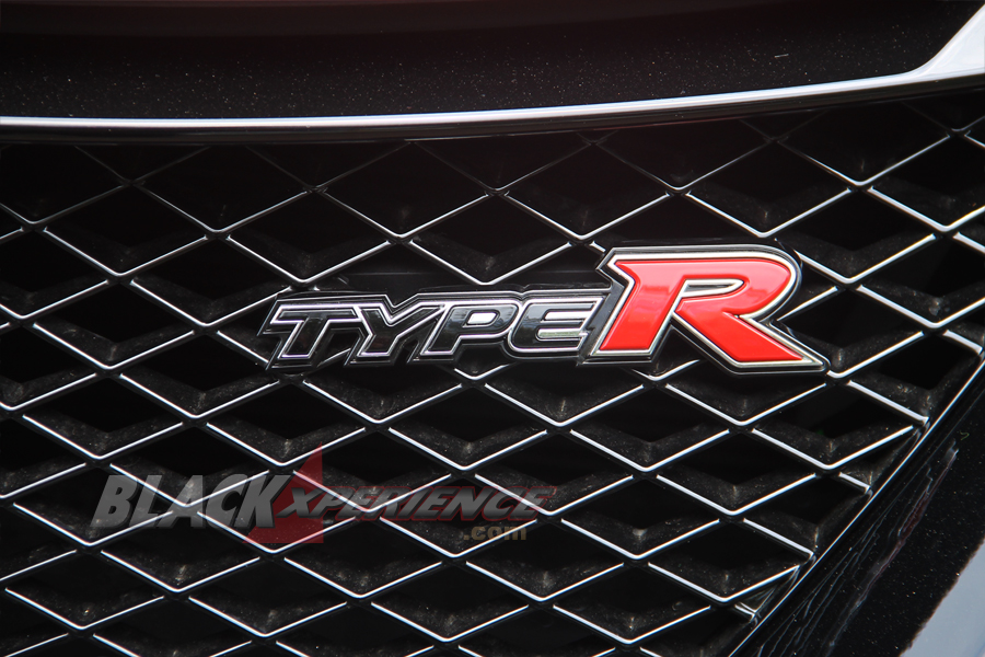 Badge Type R terpampang pada grille depan 