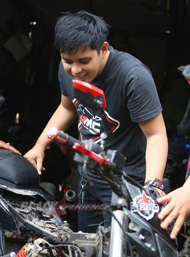 Diskusi dan kebersamaan yang terjalin diantara anggota BMC Jakarta Barat soal modifikasi motor