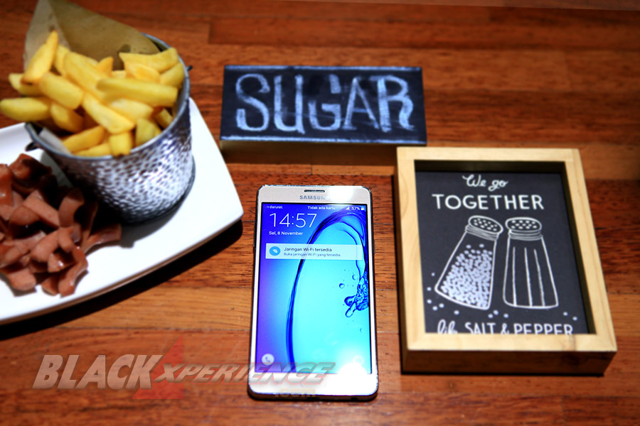 Samsung Galaxy On 7, Layar Lebar Performa Standar