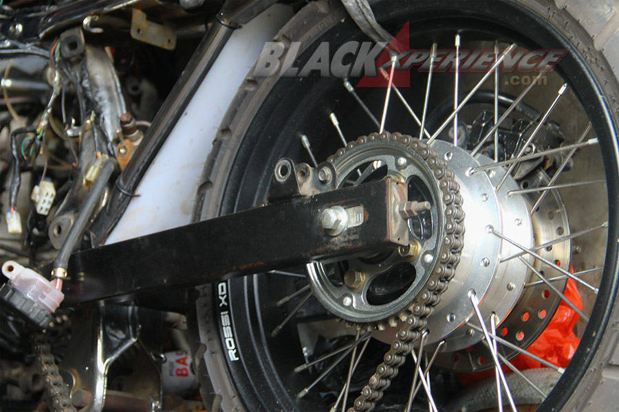 Lengan ayun motor modifikasi lainnya di bengkel