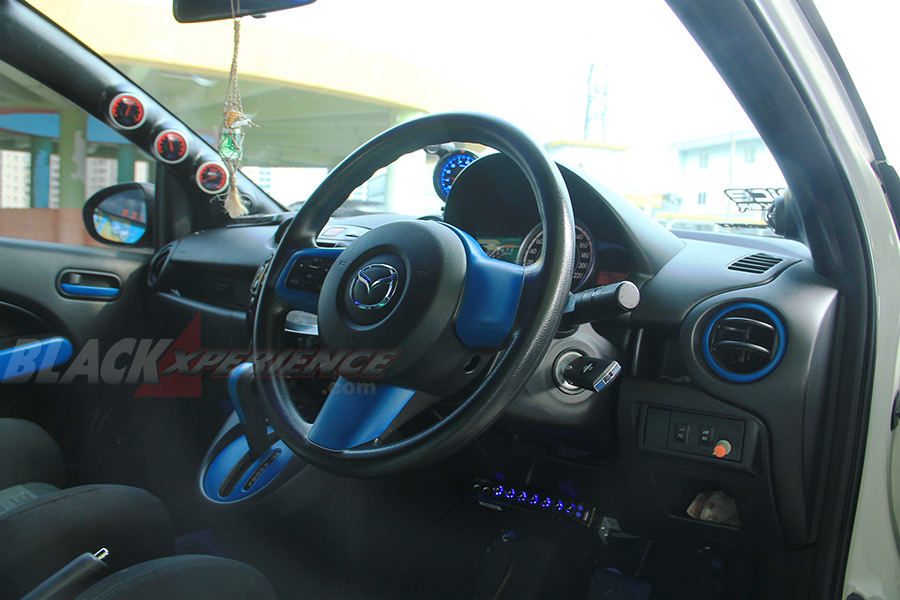 Ruang kabin Mazda2 street racing
