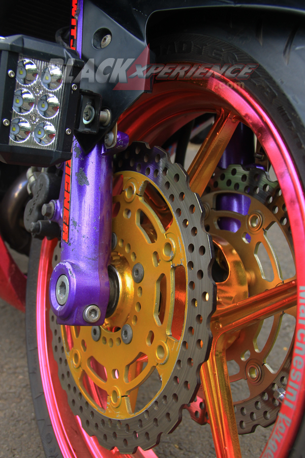 Double disc brake bukan sekedar gaya tapi juga fungsional saat beraksi