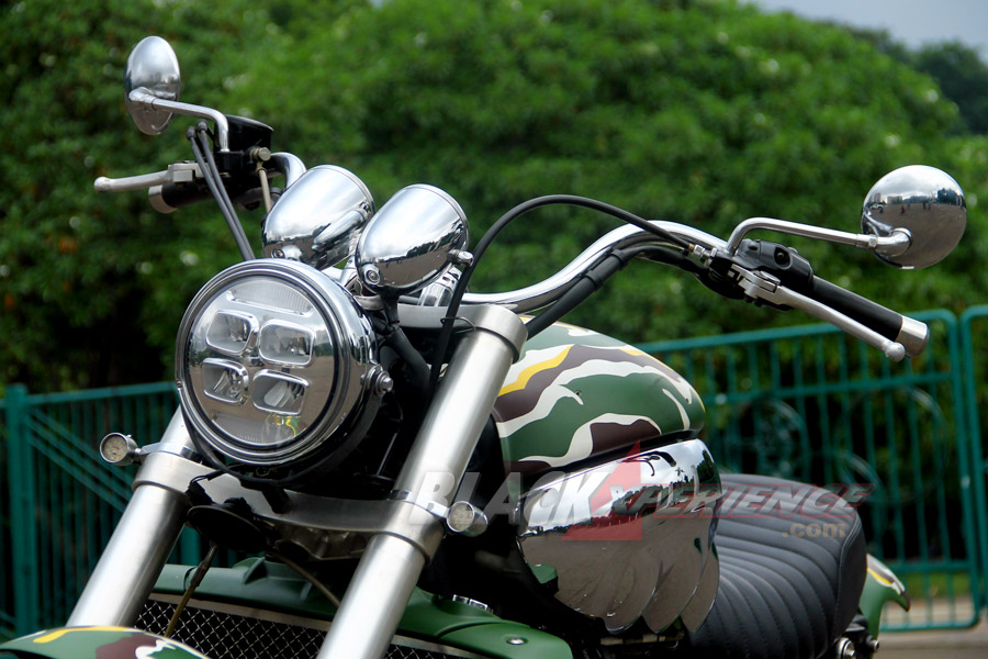 Headlight Daymaker milik Harley-Davidson menggantikan lampu aslinya