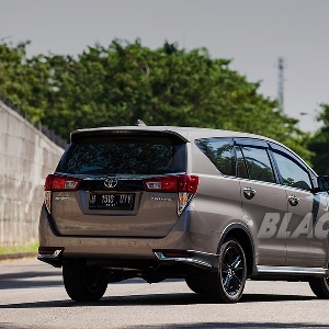 Toyota Kijang Innova Venturer