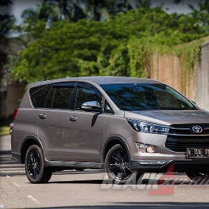 Toyota Kijang Innova Venturer