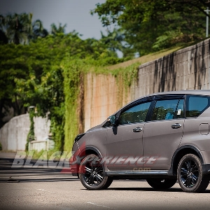 Toyota Kijang Innova Venturer