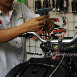 Mengecangkan raiser stang