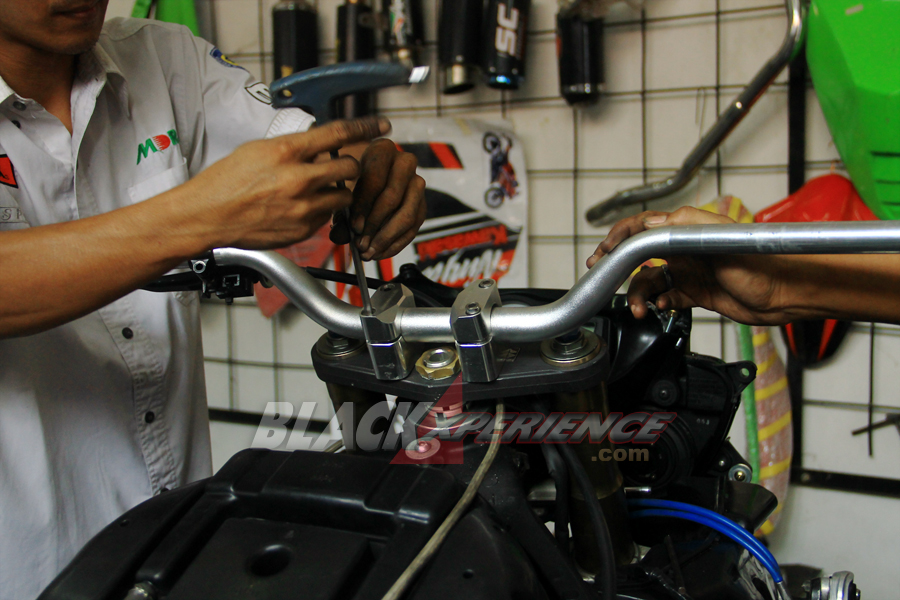 Mengecangkan raiser stang