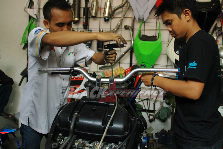 Mengencangkan raiser stang bagian kanan